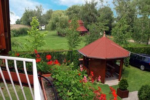 Blick auf den Pavillon im Garten