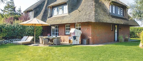 Terrasse mit hübsch eingewachsenem Garten