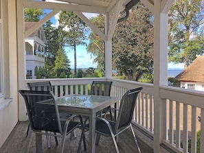 bestuhlte Terrasse in ruhiger Lage