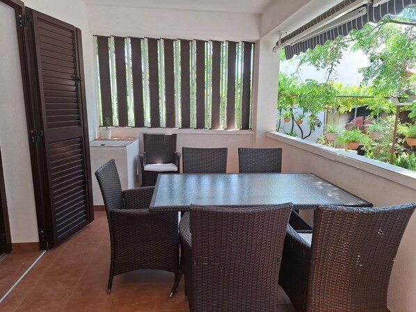 Outdoor dining
