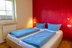 Schlafzimmer mit Doppelbett