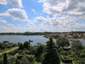 Blick in den Garten und auf den Malchower See