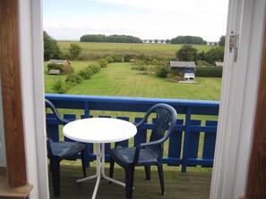 Blick auf den Balkon und Blick zum Wasser