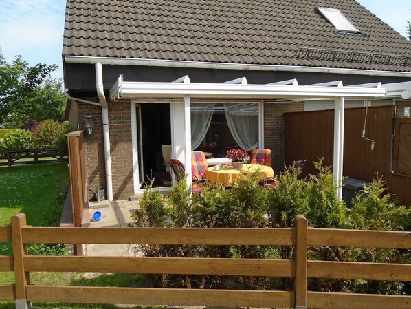 Überdachte Terrasse mit Gartenmöbel