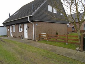 Außenansicht mit Eingangsbereich
