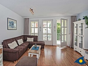 Wohnzimmer mit Zugang zum Balkon