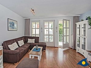 Wohnzimmer mit Zugang zum Balkon
