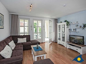 Wohnzimmer mit Zugang zum Balkon