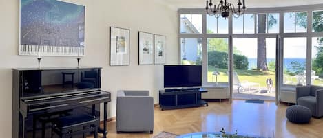 Wohnbereich Meerseite: Klavier, Smart-TV, Soundbar