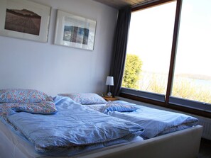 Schlafzimmer mit Doppelbett