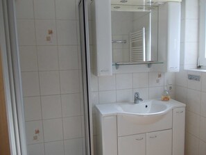 Bad in Zimmer 4