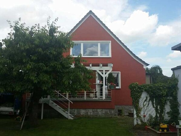 Ferienwohnung im Dachgeschoss und Bungalow Bad Doberan (Gartenseite)