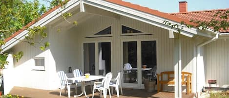 Große Holz-Terrasse mit Gartenmöbeln