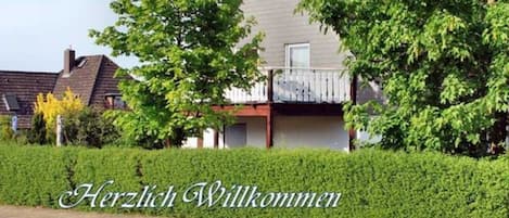 Ferienwohnung Machate - Außenansicht mit Balkon