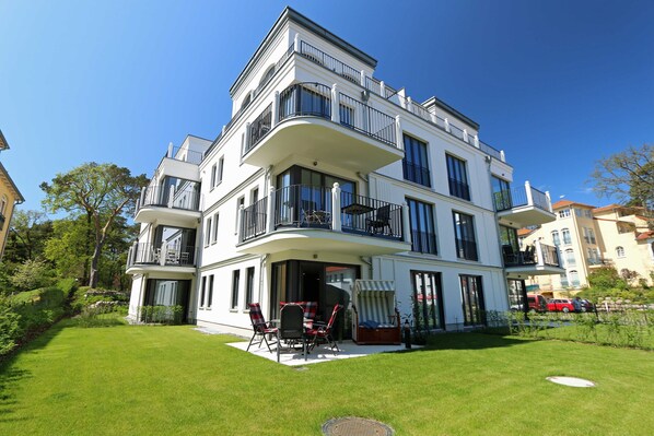 Blick vom Garten auf die Villa Andrea