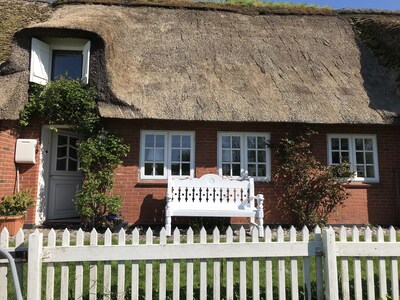 hist. Thatched Cottage on the Wadden Sea, North Sea, Garden, Oven, Pet.