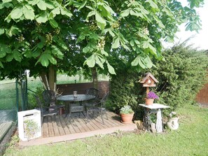 Sitzecke unter dem Kastabienbaum