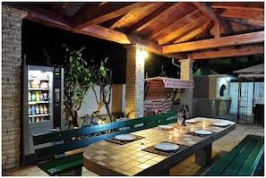 terrasse avec barbecue et meubles de jardin