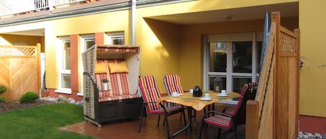 Terrasse mit Strandkorb