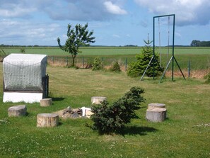Gartengrundstück mit Lagerfeuerplatz, Strandkorb, Schaukel und Blick aufs Feld