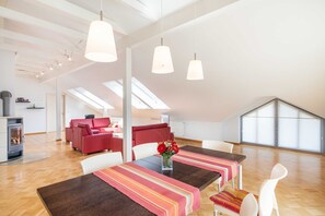 Wohnzimmer mit offenem Küchenbereich
