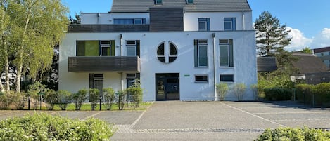 Kapitänsweg 4, Koje 2, Stellplatz vorm Ferienhaus