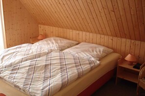 Schlafzimmer mit Doppelbett