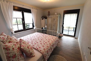 Schlafzimmer mit Doppelbett