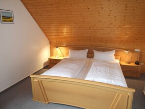 Schlafzimmer mit Doppelbett