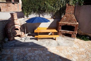 barbecue et meubles de jardin