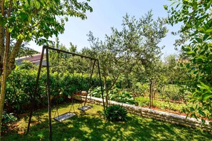 Kinderschaukel im Garten