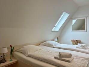 Schlafzimmer mit Doppelbett