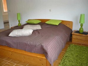 Schlafzimmer 1