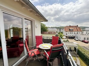 bestuhlter Balkon