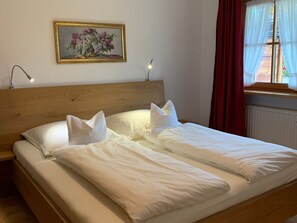 Schlafzimmer süd mit blickdichten Vorhängen