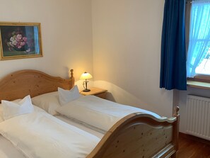 Schlafzimmer nord mit blickdichten Vorhängen