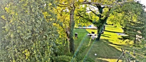 Vue sur le jardin, depuis les trois chambres.