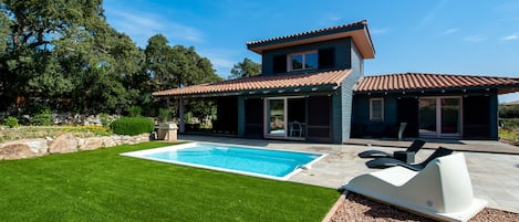 Piscine et jardin