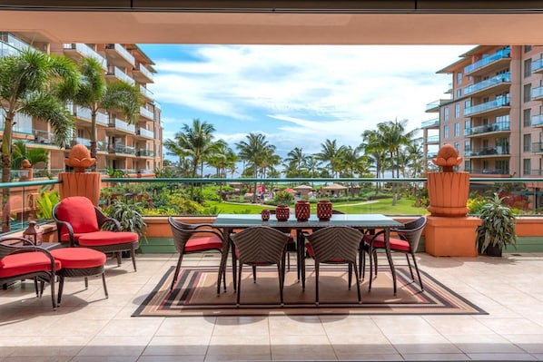 Gorgeous entertaining area with modern touches - sleek setting