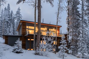 A perfect mountain retreat with a dedicated Ski-in/Ski-out door & equipment room