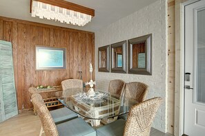 Indoor - Modern dining space with stylish décor