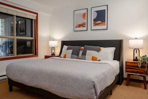 Master Bedroom w/ King Bed, Ensuite & Smart TV