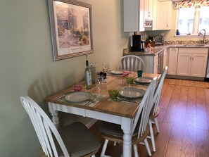 Dining area, seats 6