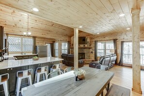 Dining Area w lots of Seating