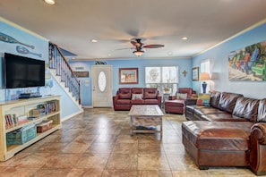 Living room - Spacious living room with ceiling fan