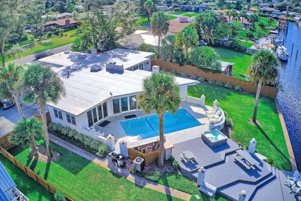 Bird’s-eye view of the spacious property and dockside access.