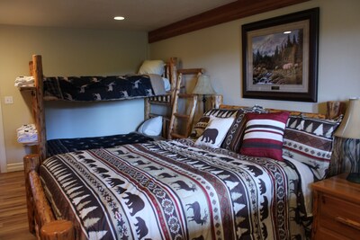 2 Bedroom Lodge Rental , Sleeps 6, 2 minutes from West Glacier