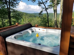 Oversized Hot tub with amazing mountain views and privacy!