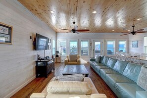 Living room - Plenty of space to lounge around in this living room