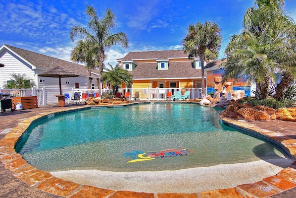 Outdoors - Beautiful resort style pool